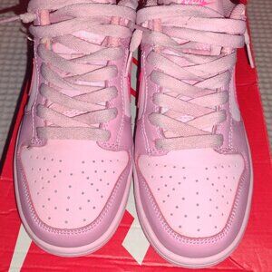 NIKE DUNKS (Triple Pink)